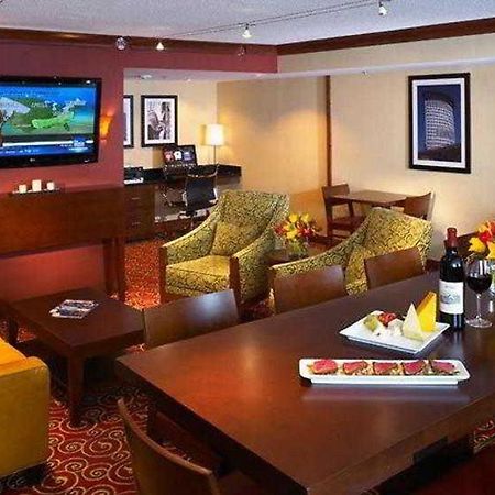Отель Wyndham Cleveland Airport Интерьер фото