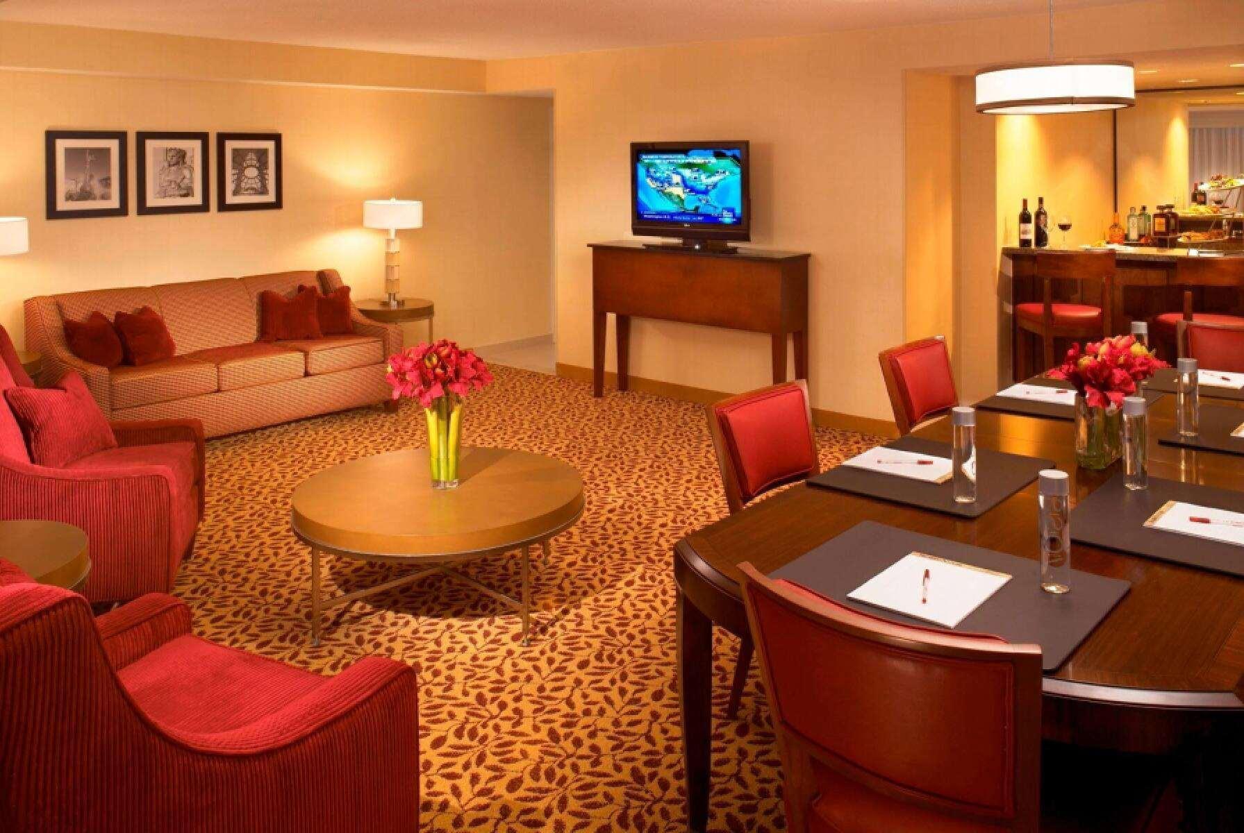 Отель Wyndham Cleveland Airport Экстерьер фото