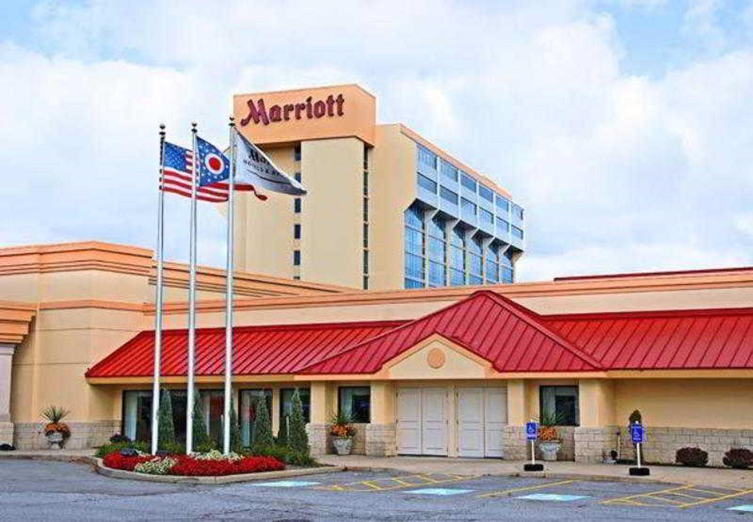 Отель Wyndham Cleveland Airport Экстерьер фото