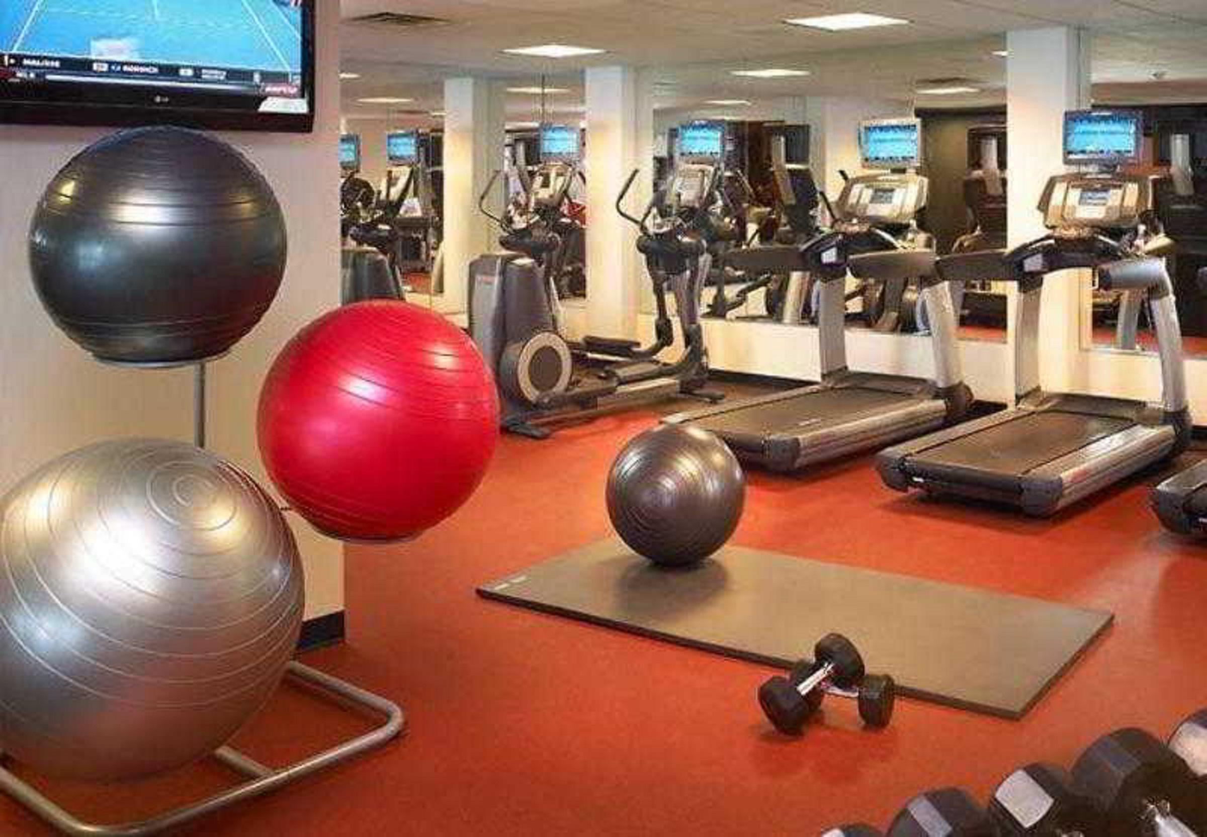 Отель Wyndham Cleveland Airport Экстерьер фото