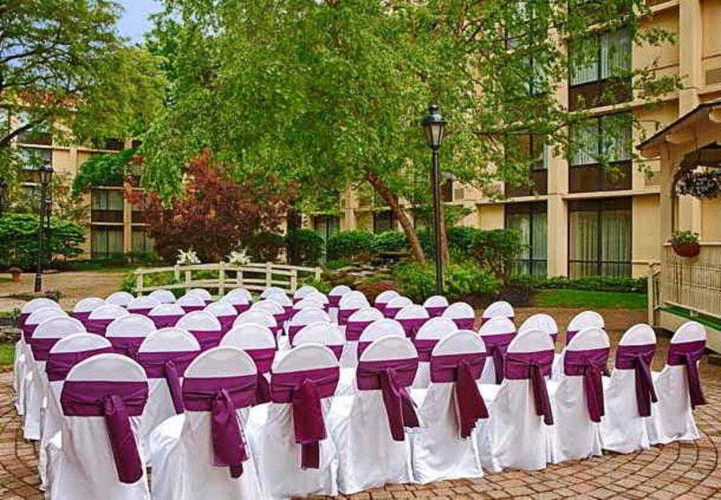 Отель Wyndham Cleveland Airport Экстерьер фото