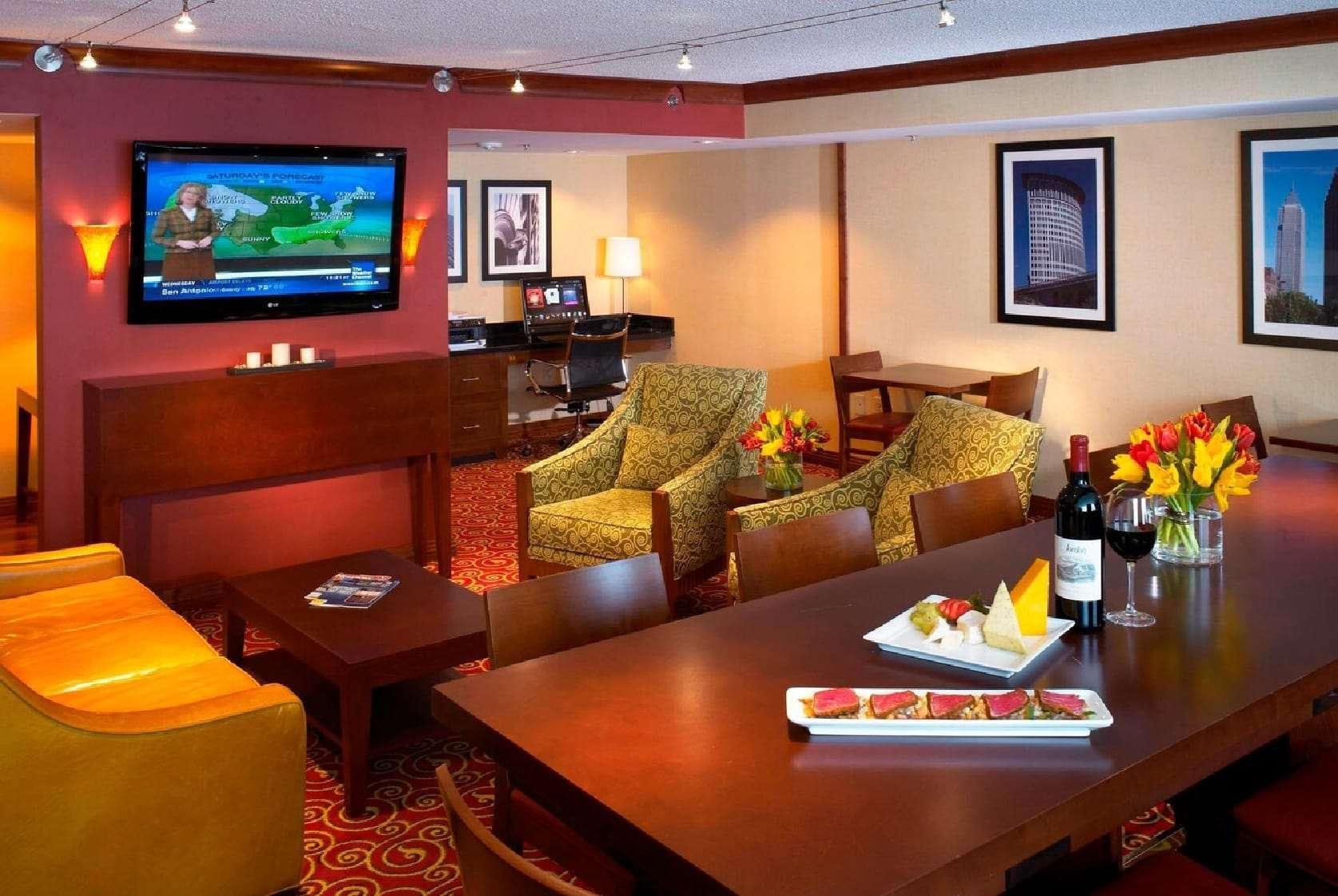 Отель Wyndham Cleveland Airport Экстерьер фото