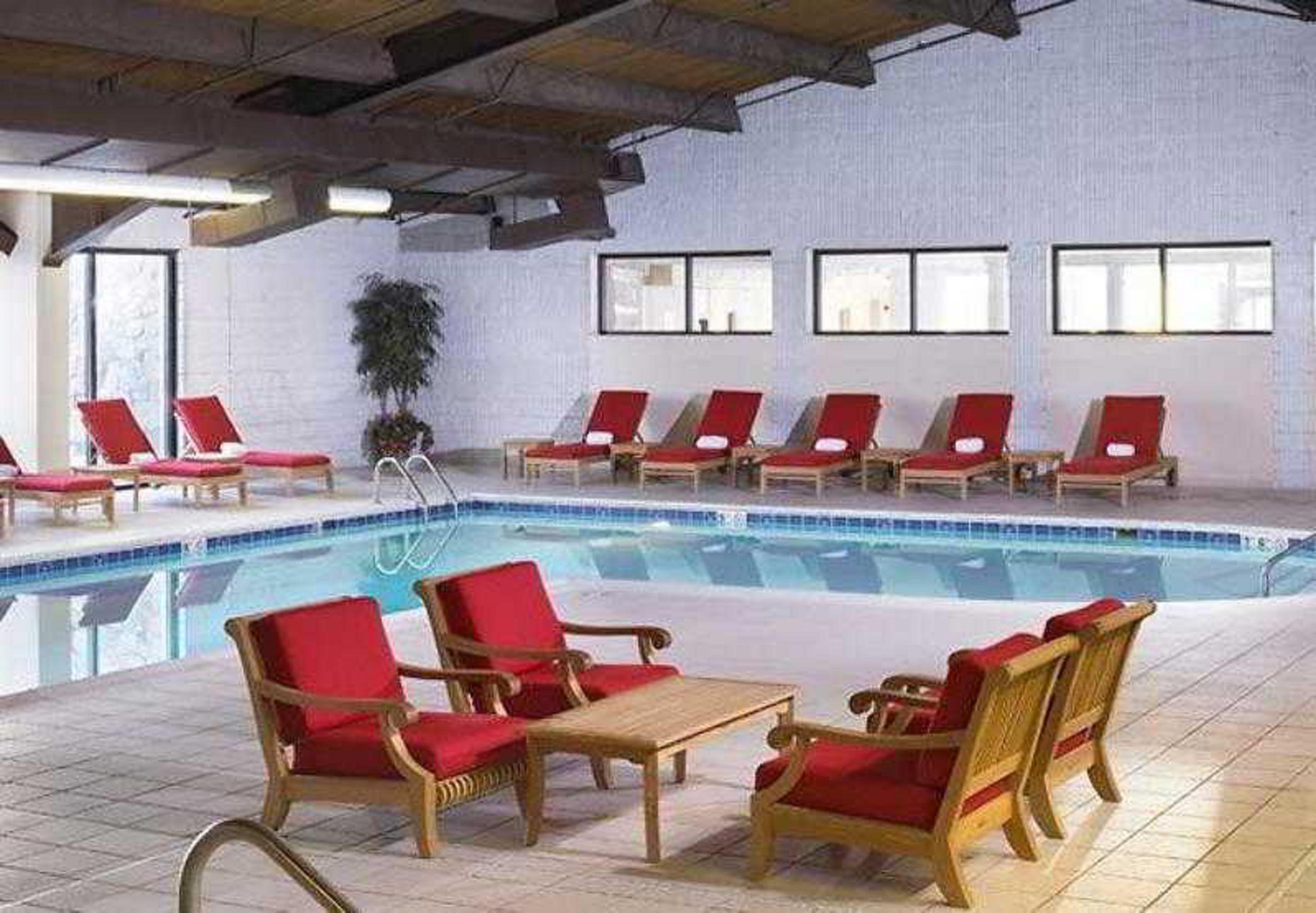 Отель Wyndham Cleveland Airport Экстерьер фото