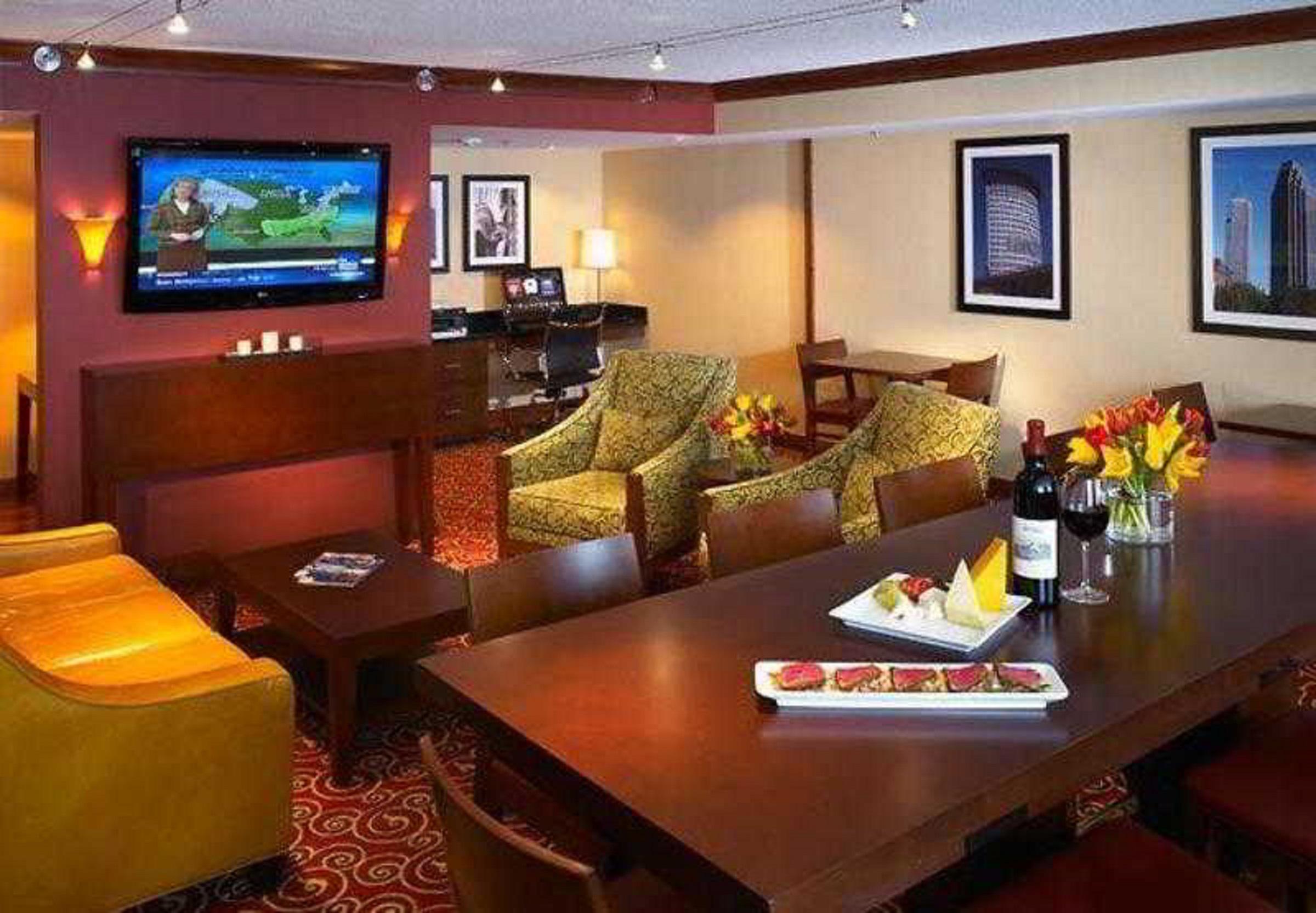 Отель Wyndham Cleveland Airport Интерьер фото
