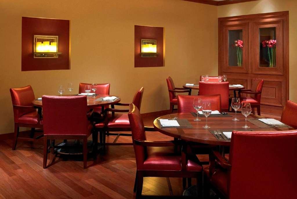 Отель Wyndham Cleveland Airport Ресторан фото