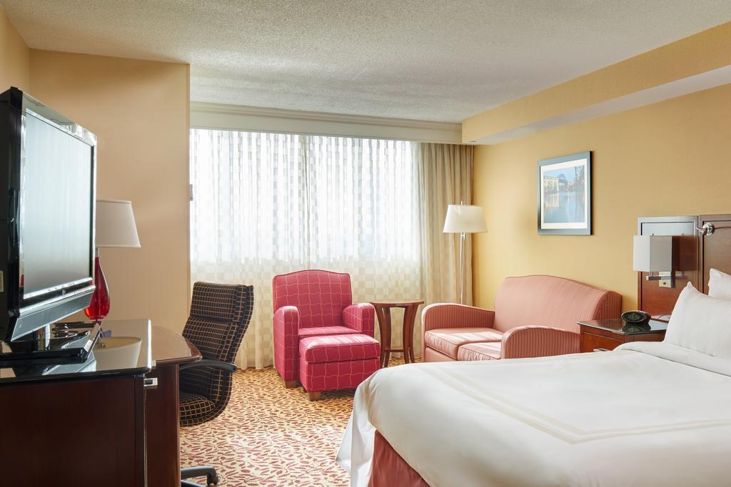 Отель Wyndham Cleveland Airport Экстерьер фото