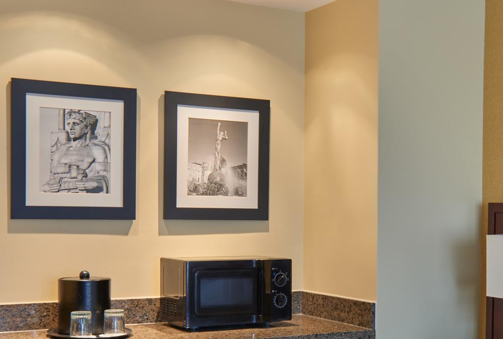 Отель Wyndham Cleveland Airport Экстерьер фото