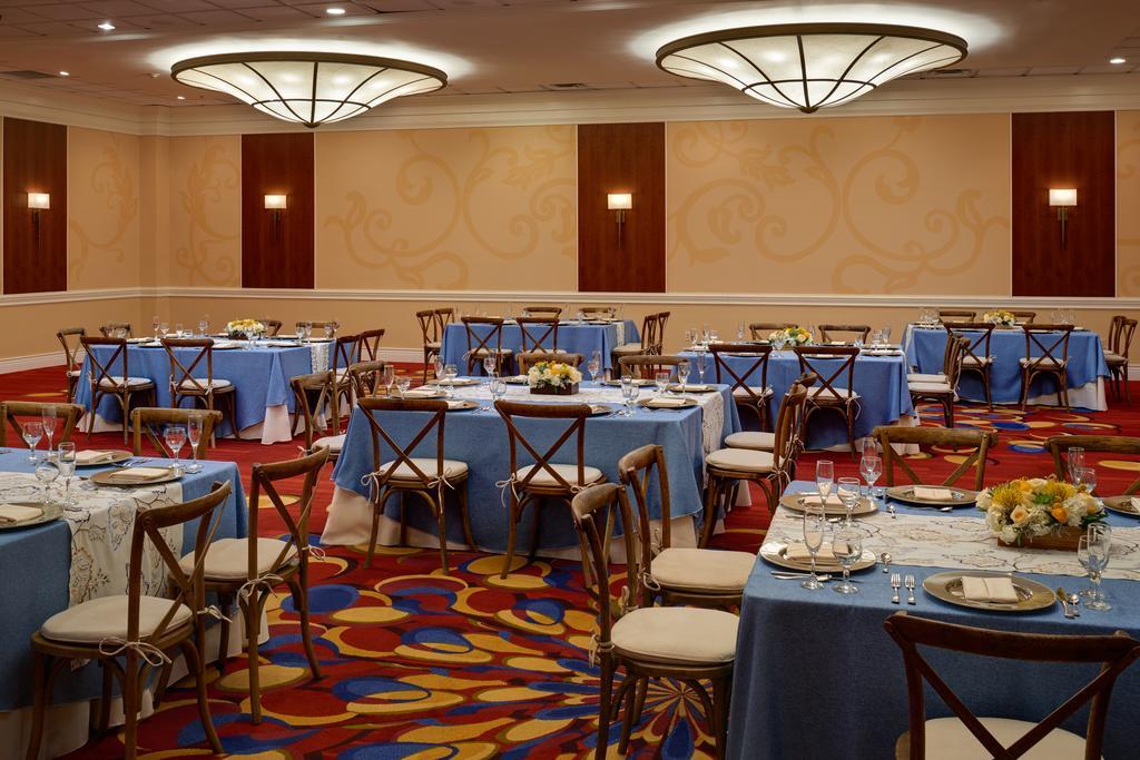 Отель Wyndham Cleveland Airport Экстерьер фото
