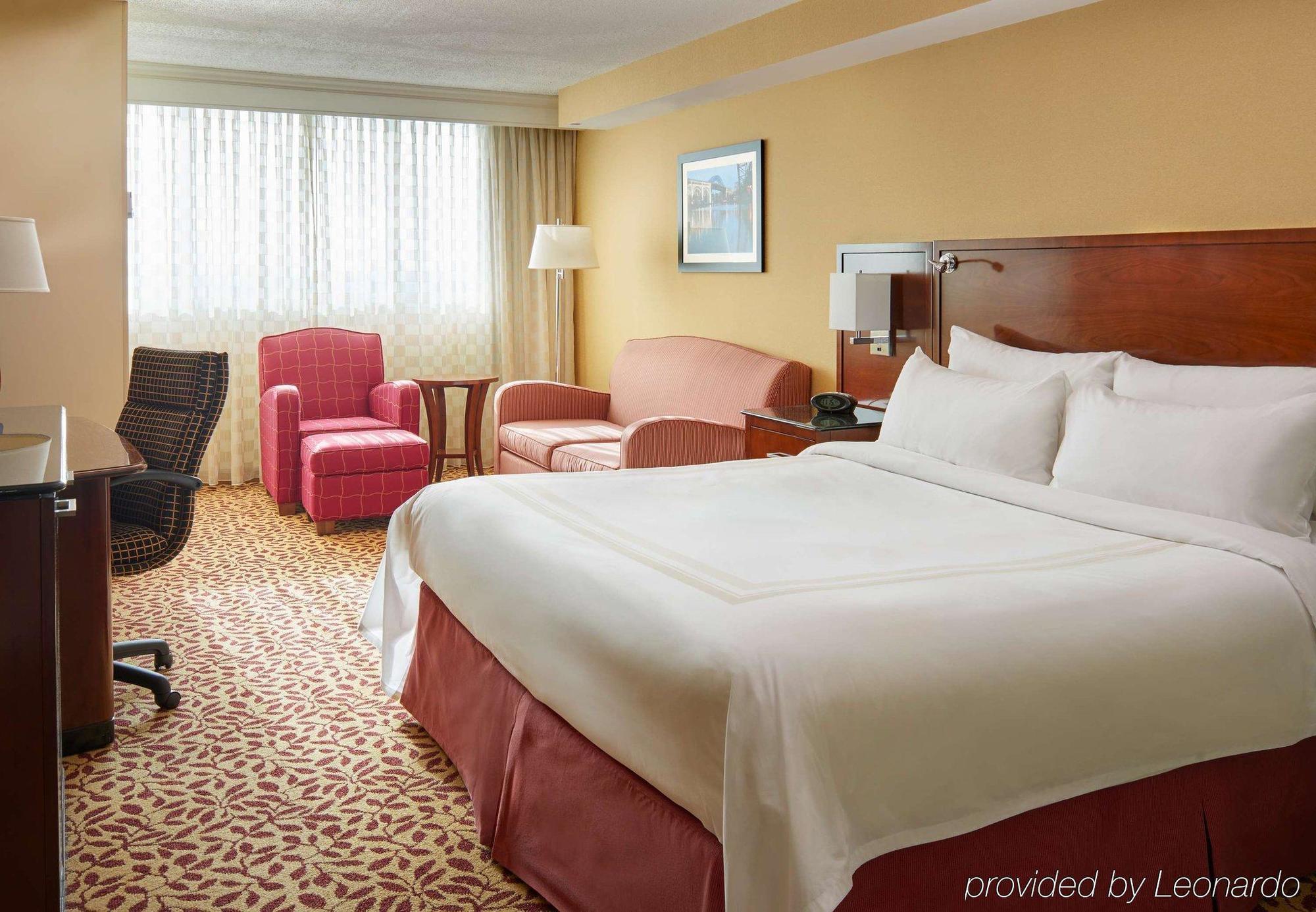 Отель Wyndham Cleveland Airport Экстерьер фото