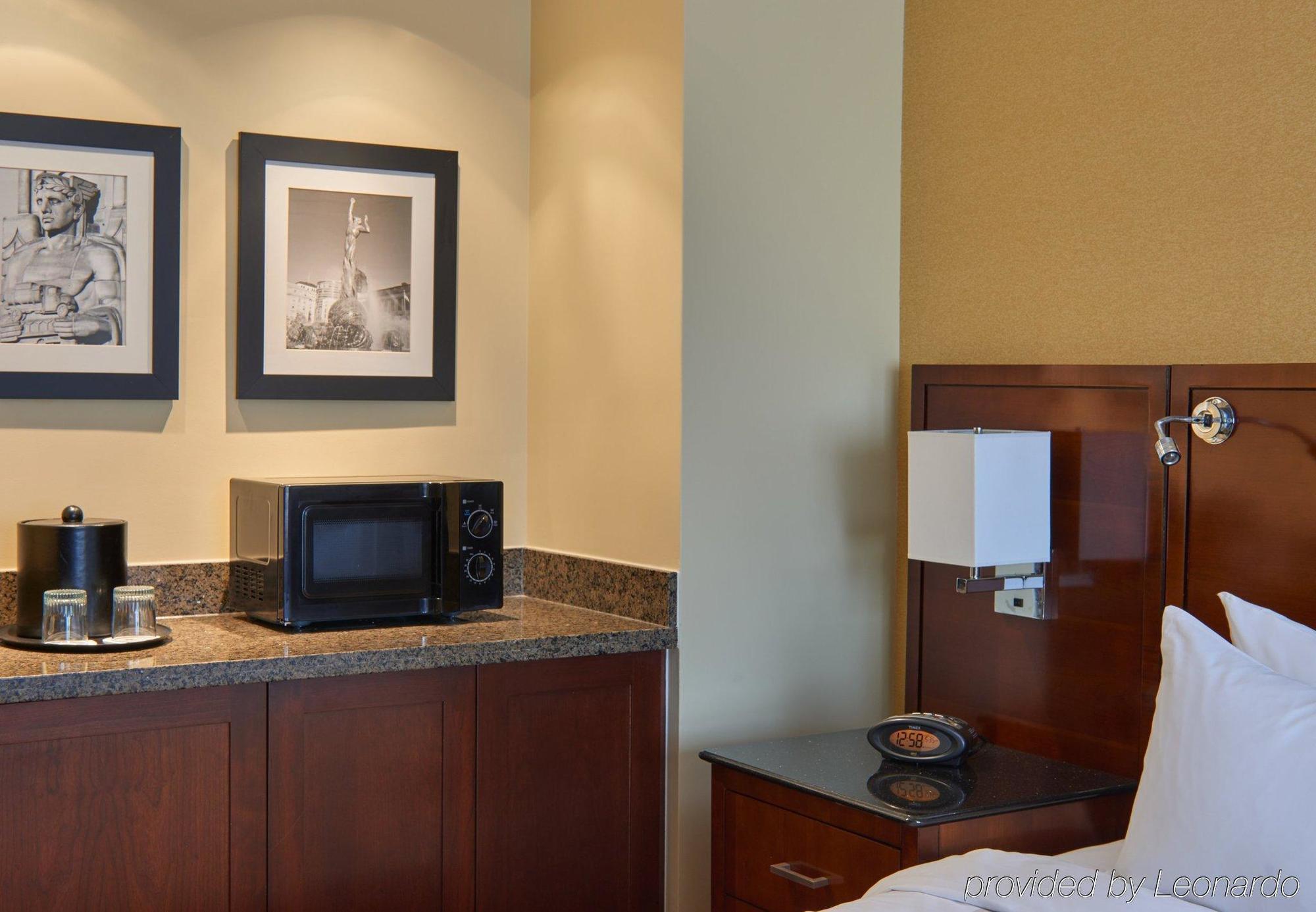 Отель Wyndham Cleveland Airport Экстерьер фото