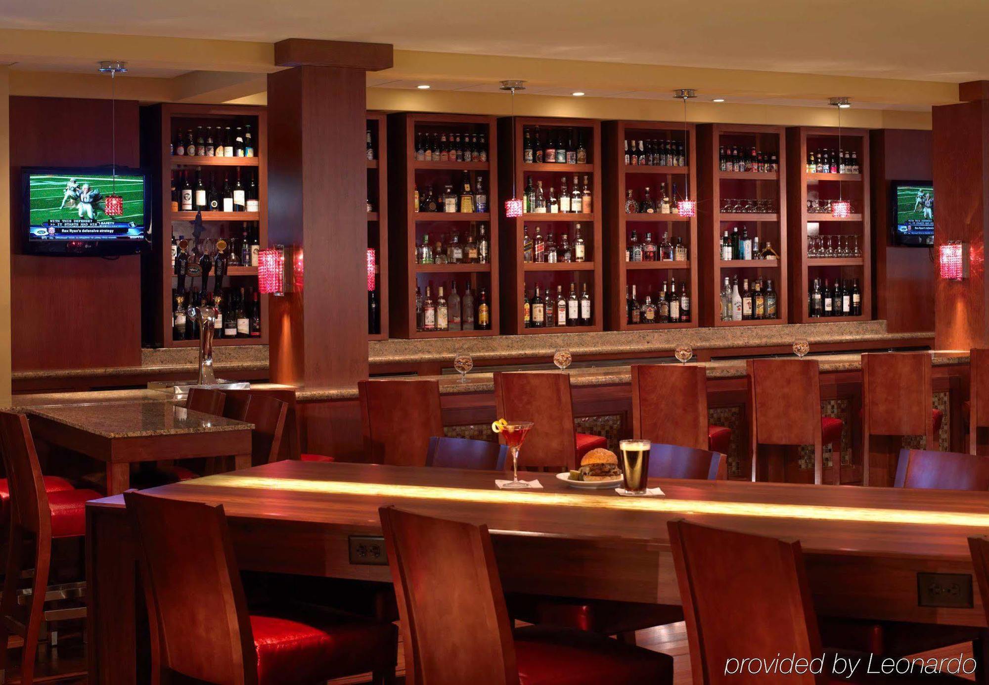 Отель Wyndham Cleveland Airport Экстерьер фото