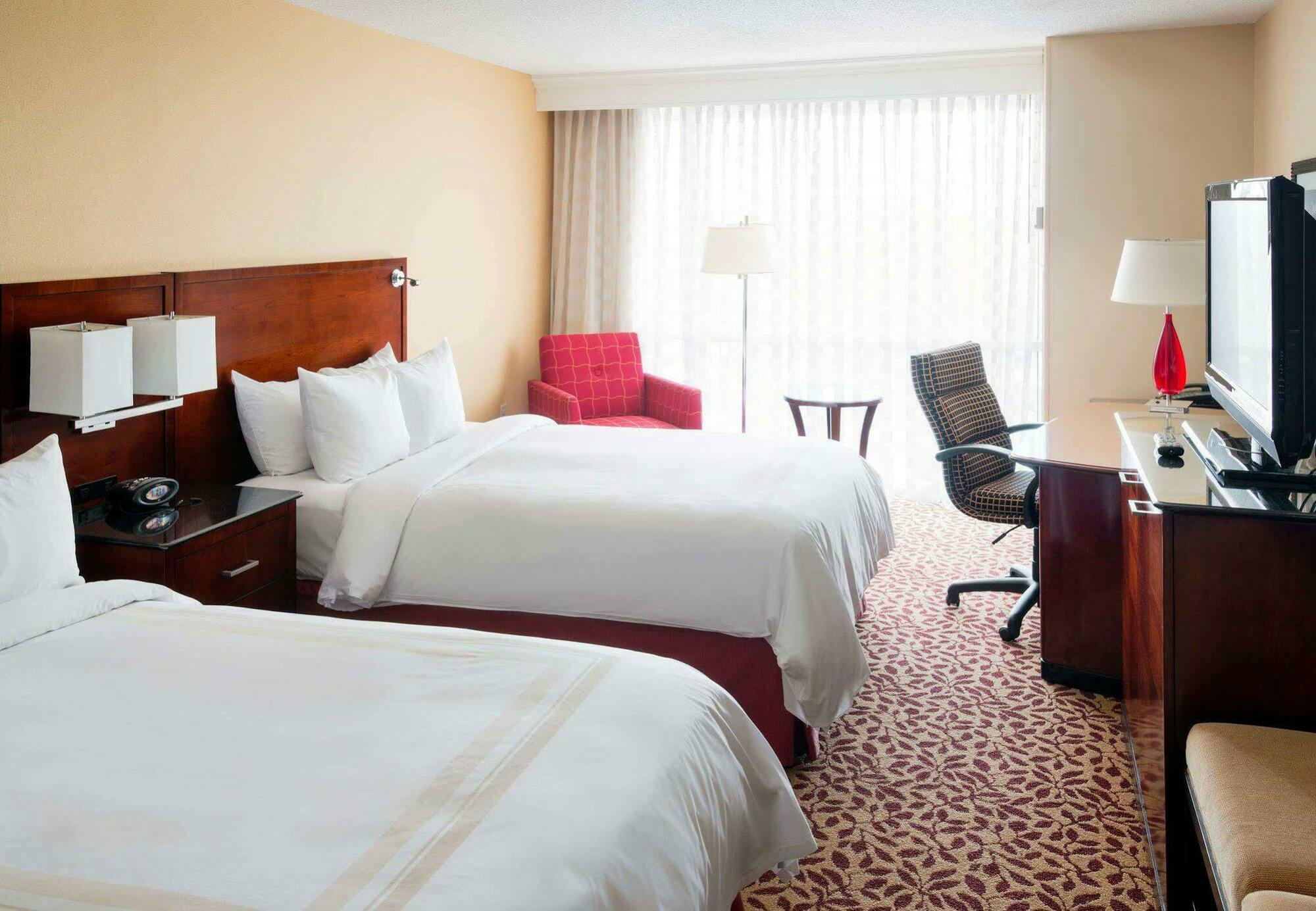 Отель Wyndham Cleveland Airport Экстерьер фото